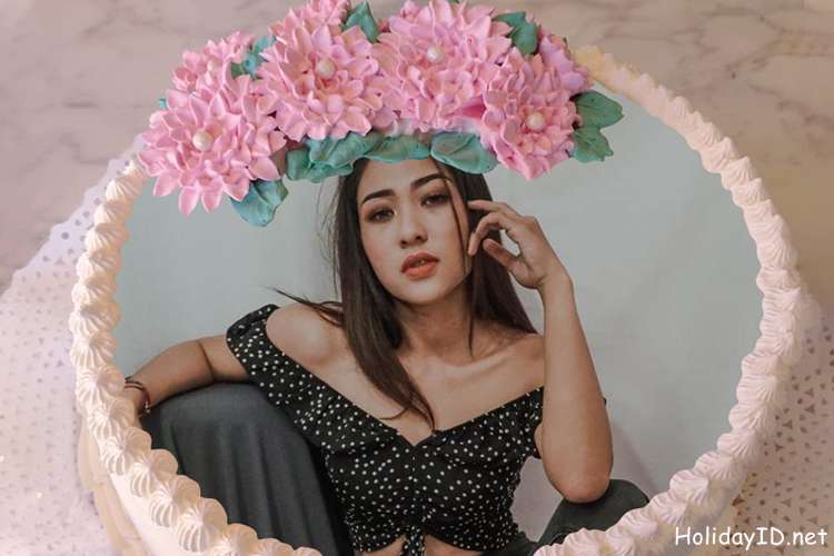Kue Ulang Tahun Bunga Merah Muda Yang Indah Dengan Pengeditan Foto
